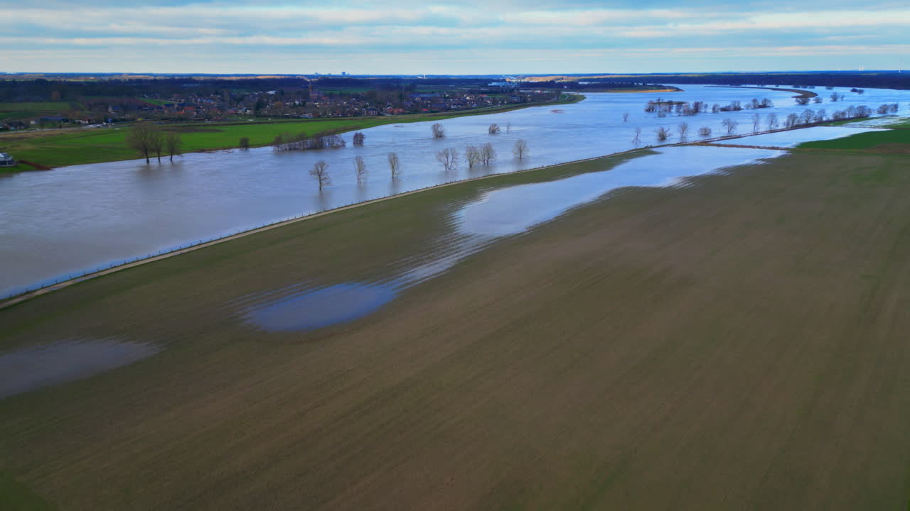 campo inundado en los países bajos junto al río meuse en limburgo drone aéreo