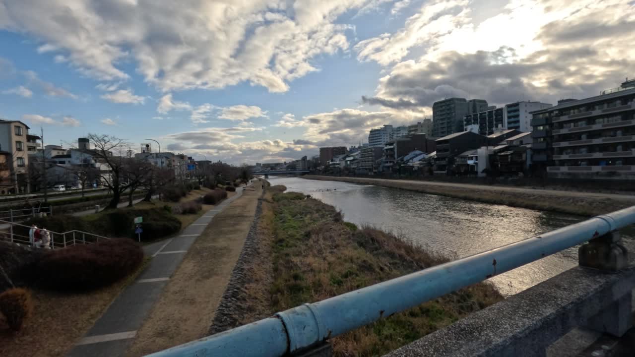 도시 의 다리 를 가로질러 고 있는 사람 들