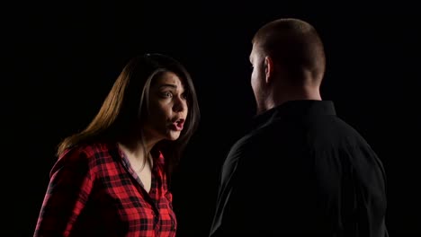 pareja discutiendo