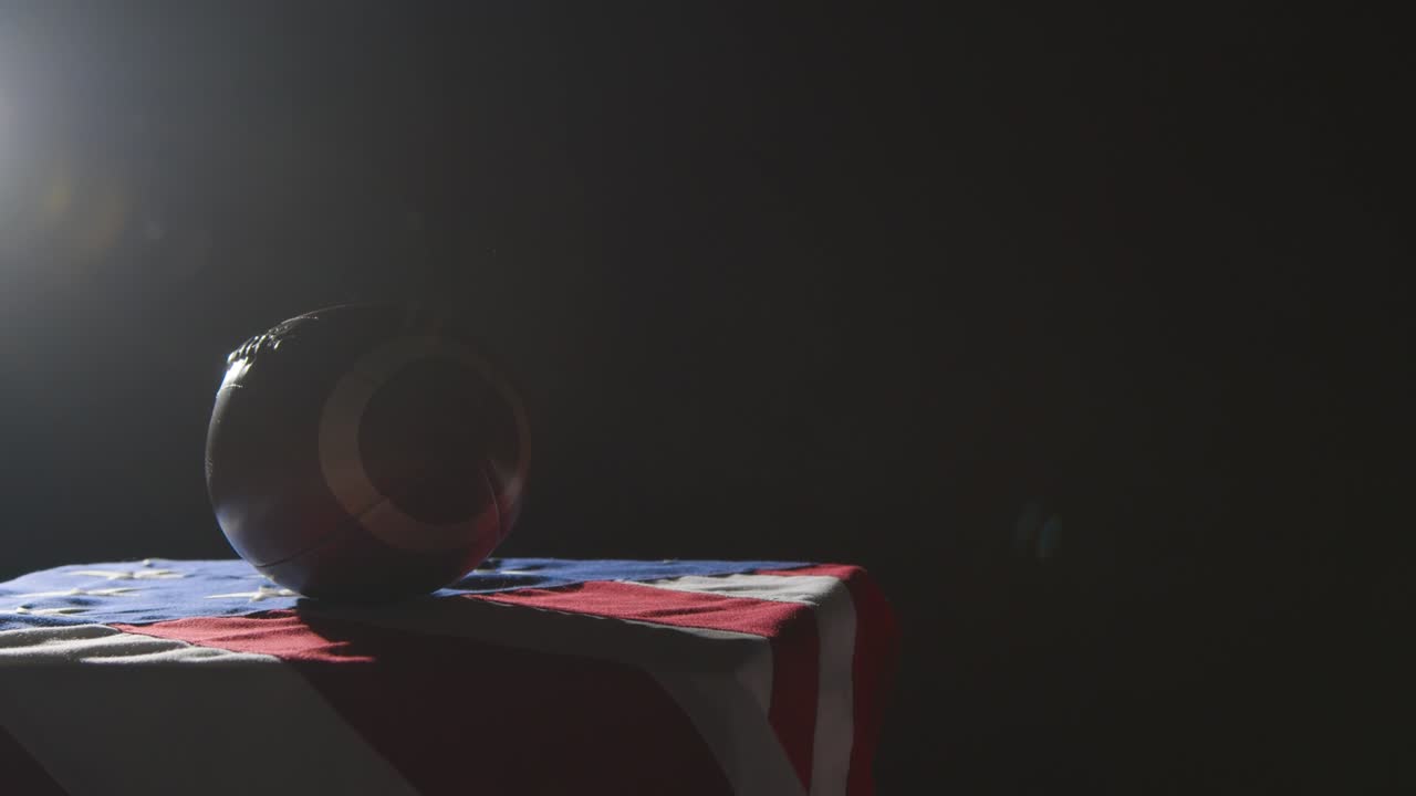 disparo de estudio de iluminación de bajo perfil de fútbol americano en la bandera de barras y estrellas 4