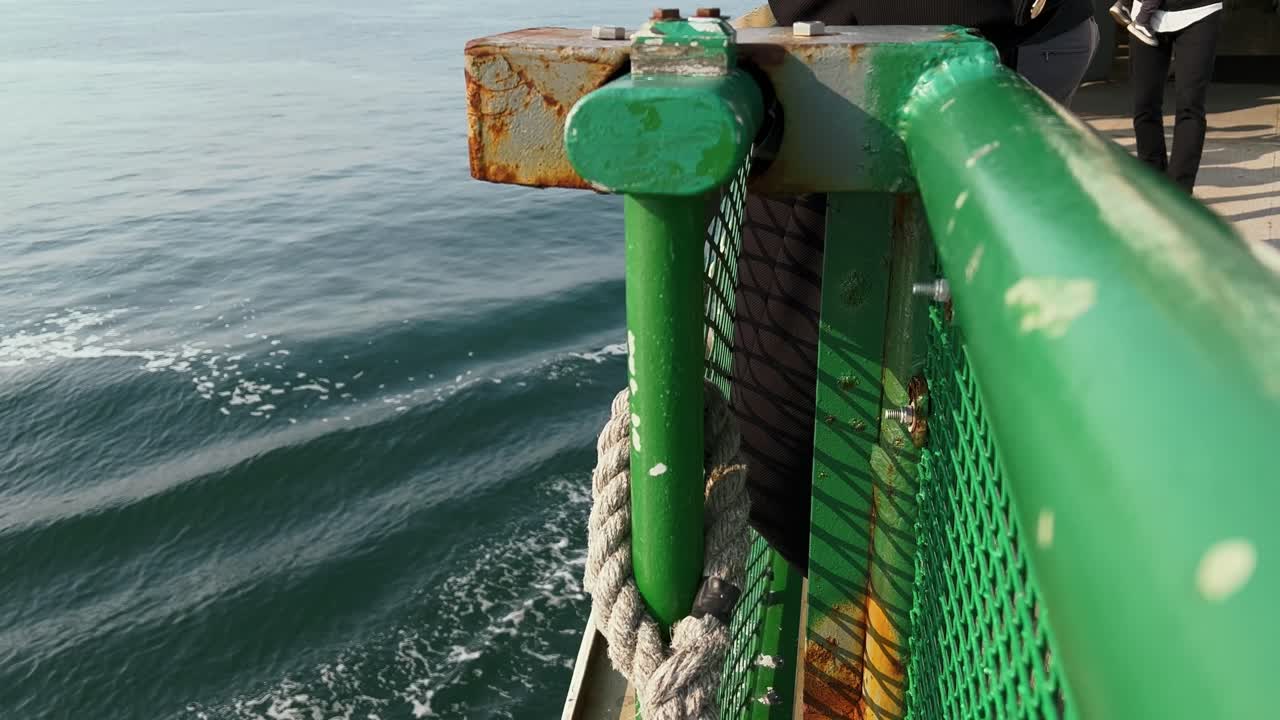 barandillas metálicas laterales del ferry que navega en el estrecho de rosario en washington, ee.uu.