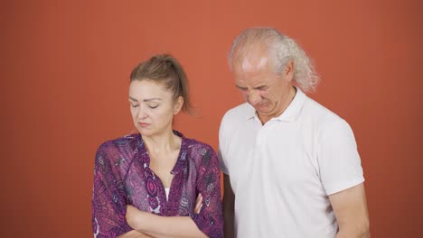 una pareja disgustada.