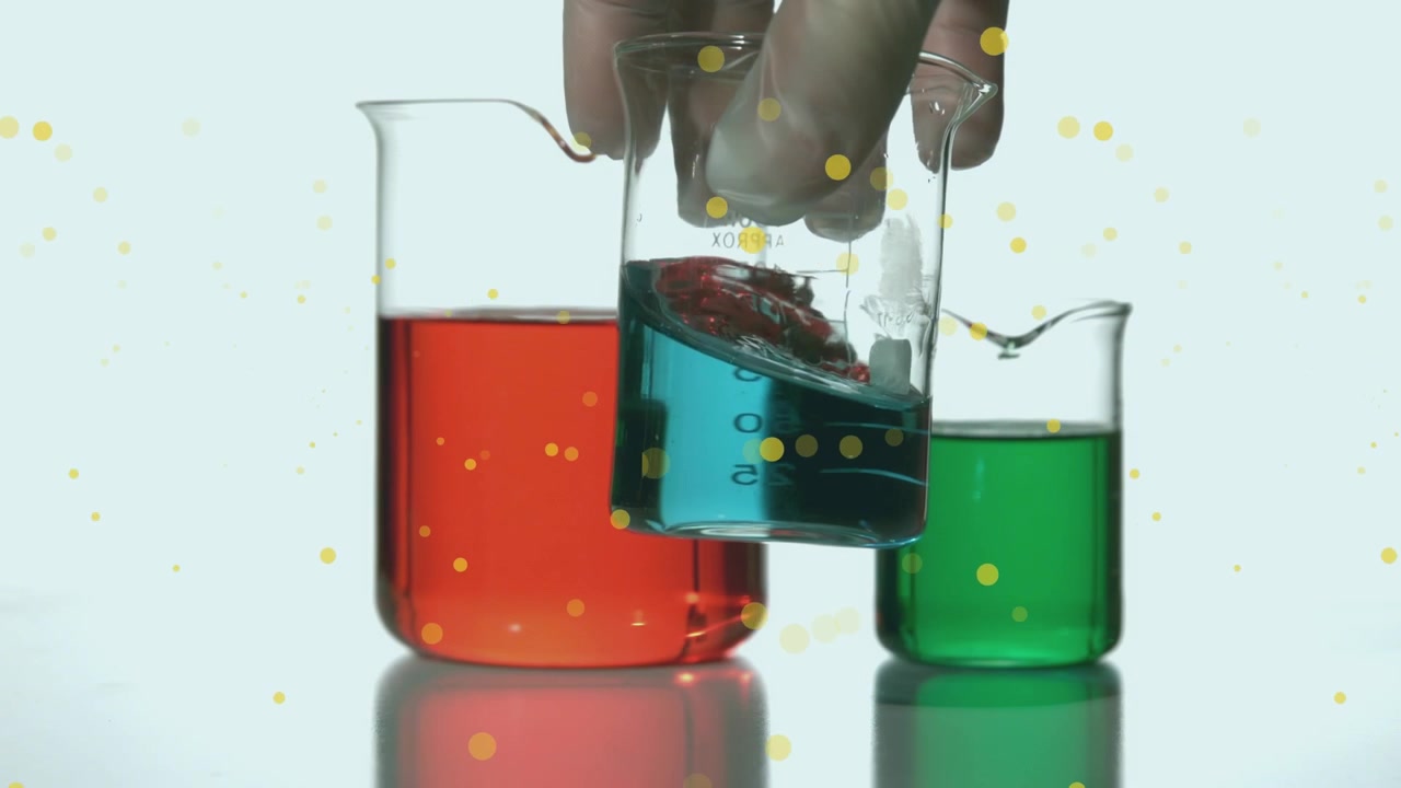 Animazione di punti su mano che tiene un becher