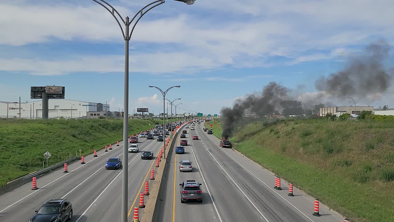 캐나다 주 몬트리올에서 낮 동안 고속도로 에서 불타는 차의 정적