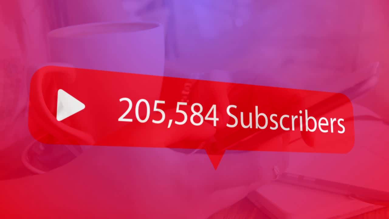 burbuja de discurso con suscriptores texto con números crecientes contra la mujer que usa teléfono inteligente