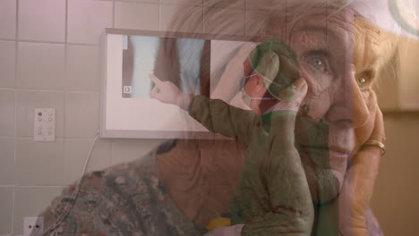 la animación muestra a un médico y una mujer mayor examinando una radiografía de covid-19.