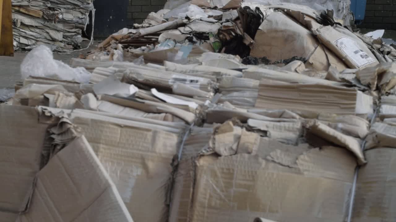 residuos de cartón en una toma panorámica amplia del patio.