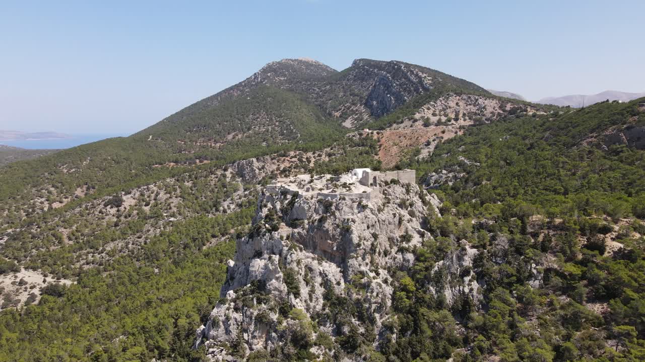 impresionantes ruinas de un castillo en una montaña empinada en un pintoresco paisaje mediterráneo