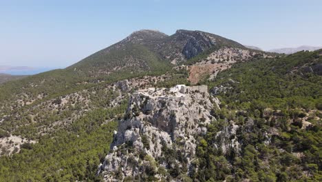 Impresionantes-Ruinas-De-Castillos-En-Una-Montaña-Empinada-En-Un-Pintoresco-Paisaje-Mediterráneo