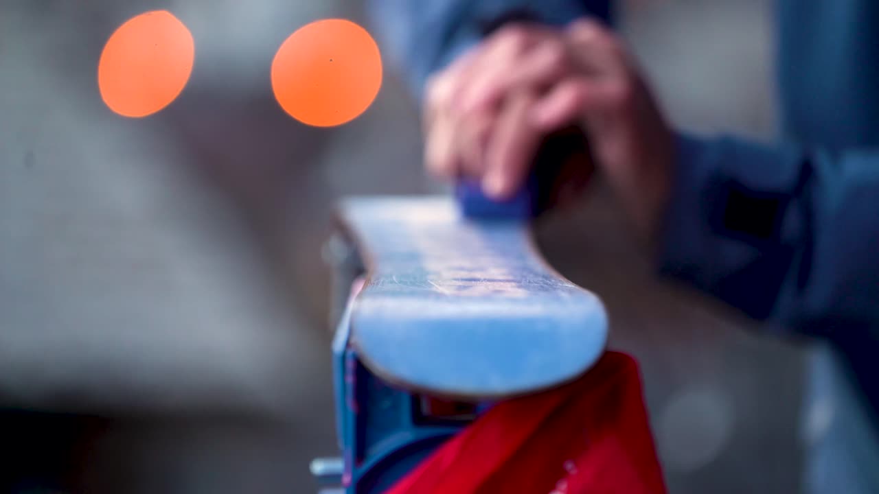 석양에 스키 가장자리를 선명하게