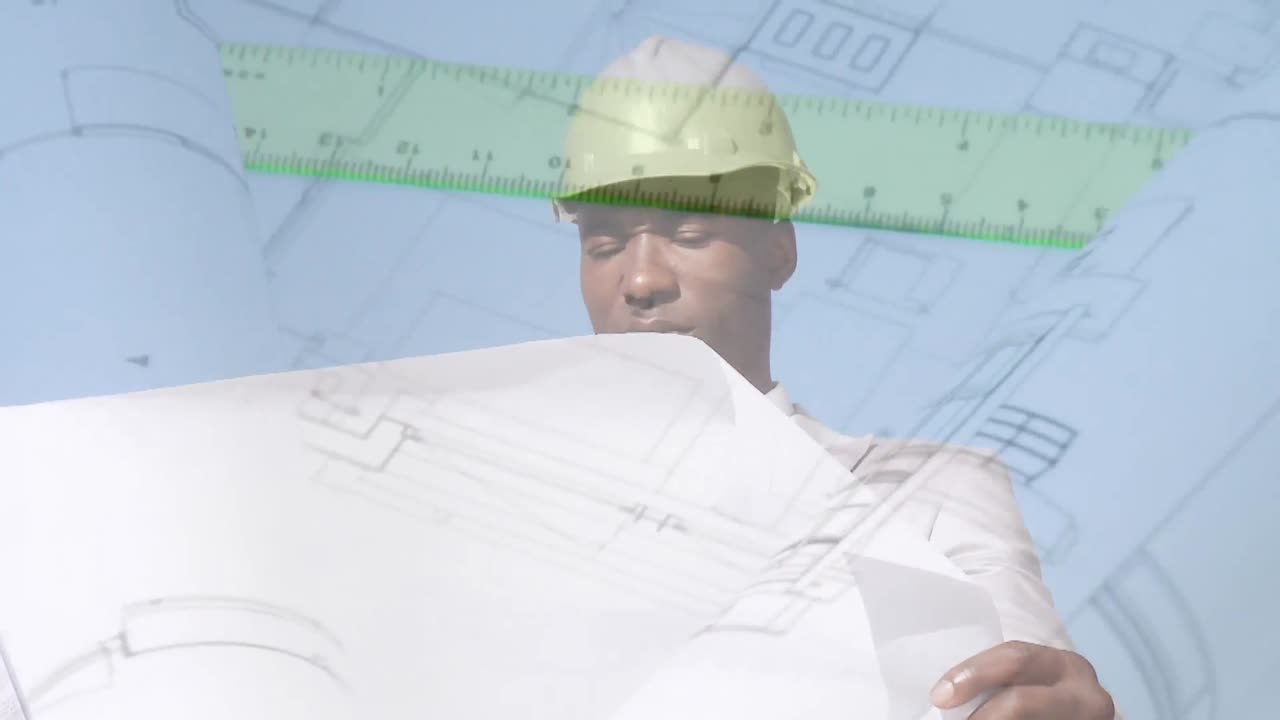 arquitecto comprobando los planos de los edificios