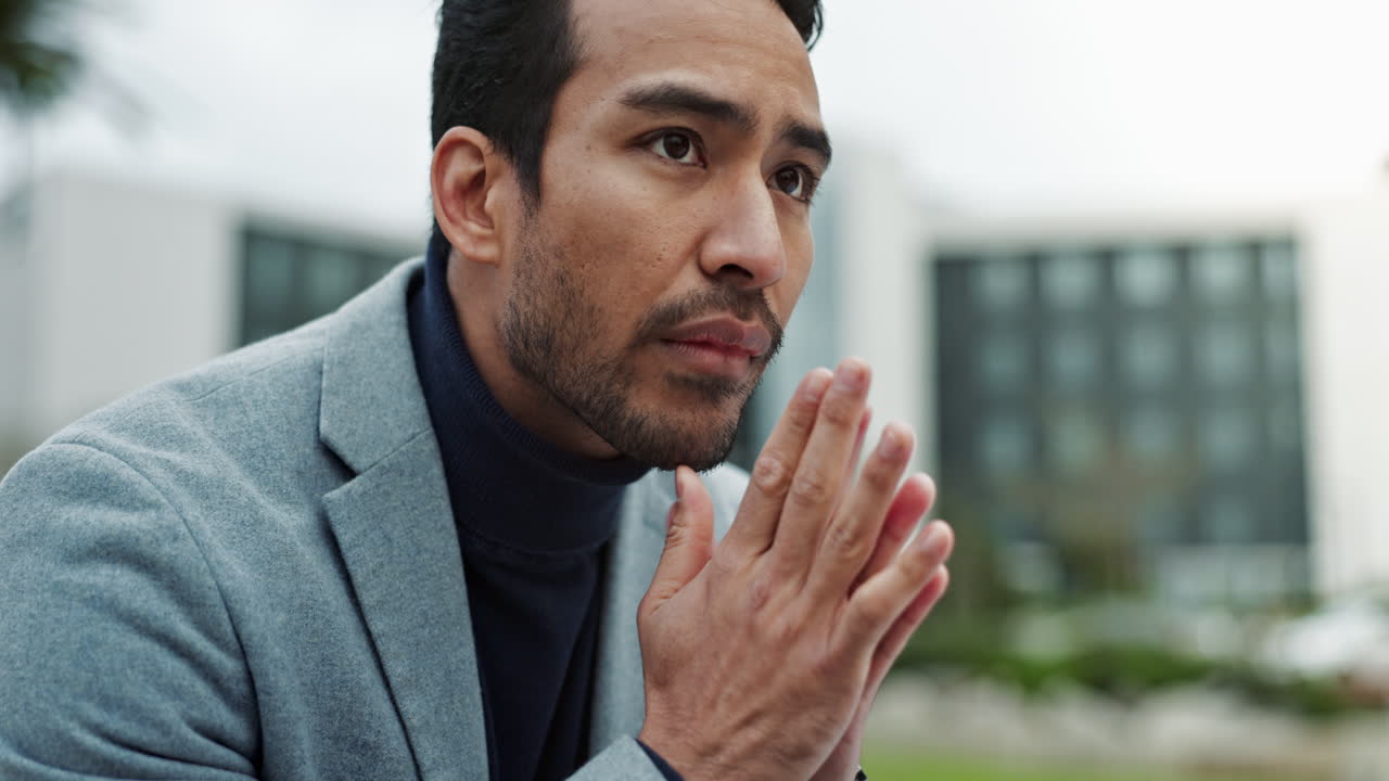 사업가가 사무실에 앉아서 생각하고 있습니다.