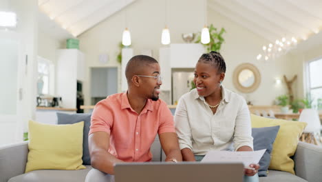 Finanzas,-Presupuesto-Y-Pareja-Con-Laptop-En-El-Sofá.