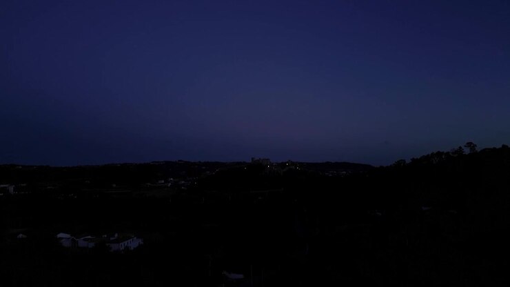 Cielo azzurro limpido dopo il tramonto, skyline, natura, ombra dell'albero, luci, crepuscolo