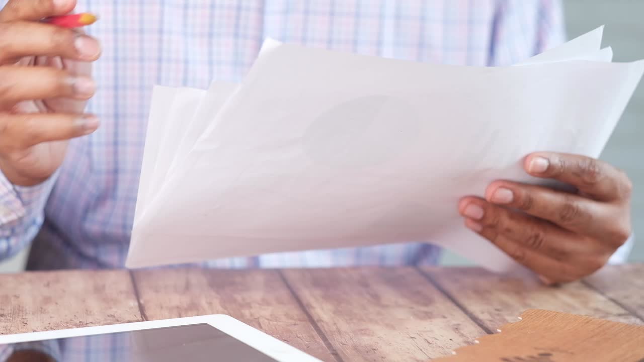 책상 에서 문서 를 읽는 사람