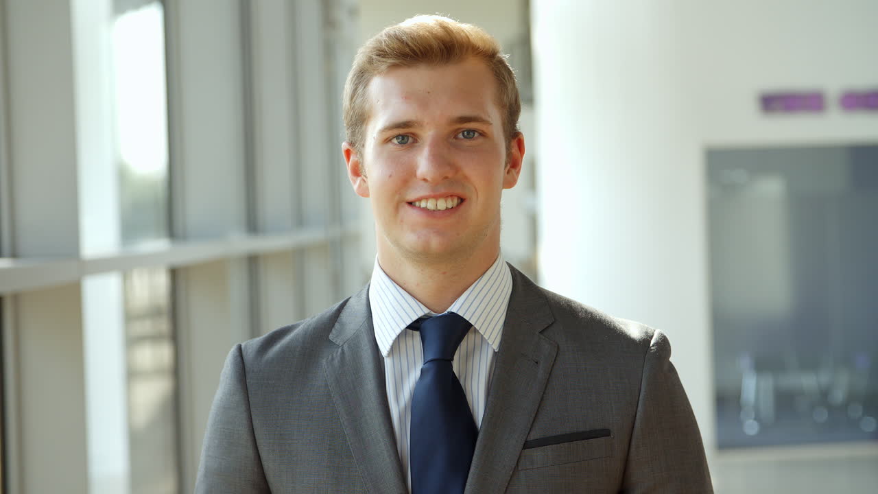 카메라 를 향해  ⁇ 고 미소 짓는 사업가 의 초상화