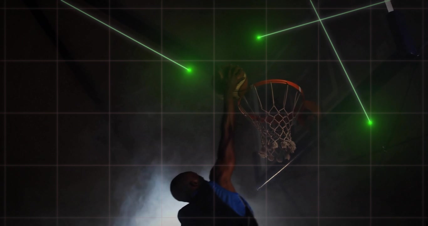 Raggi laser che tracciano una griglia sportiva illuminando la nebbia mentre un atleta si alza e schiaccia a canestro attraverso la rete.