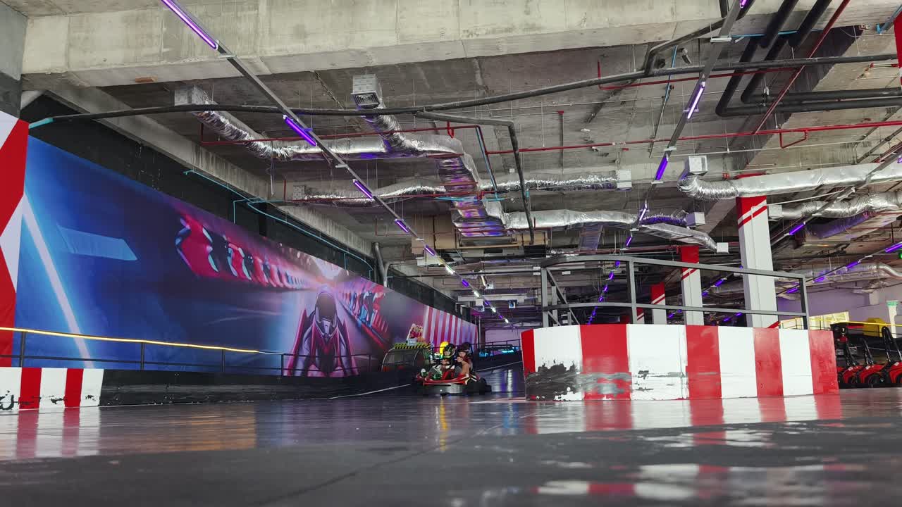 Pista di go-kart indoor con persone