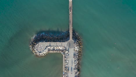 drone disparó de arriba hacia abajo de la ciudad de laigueglia y la playa durante la puesta de sol