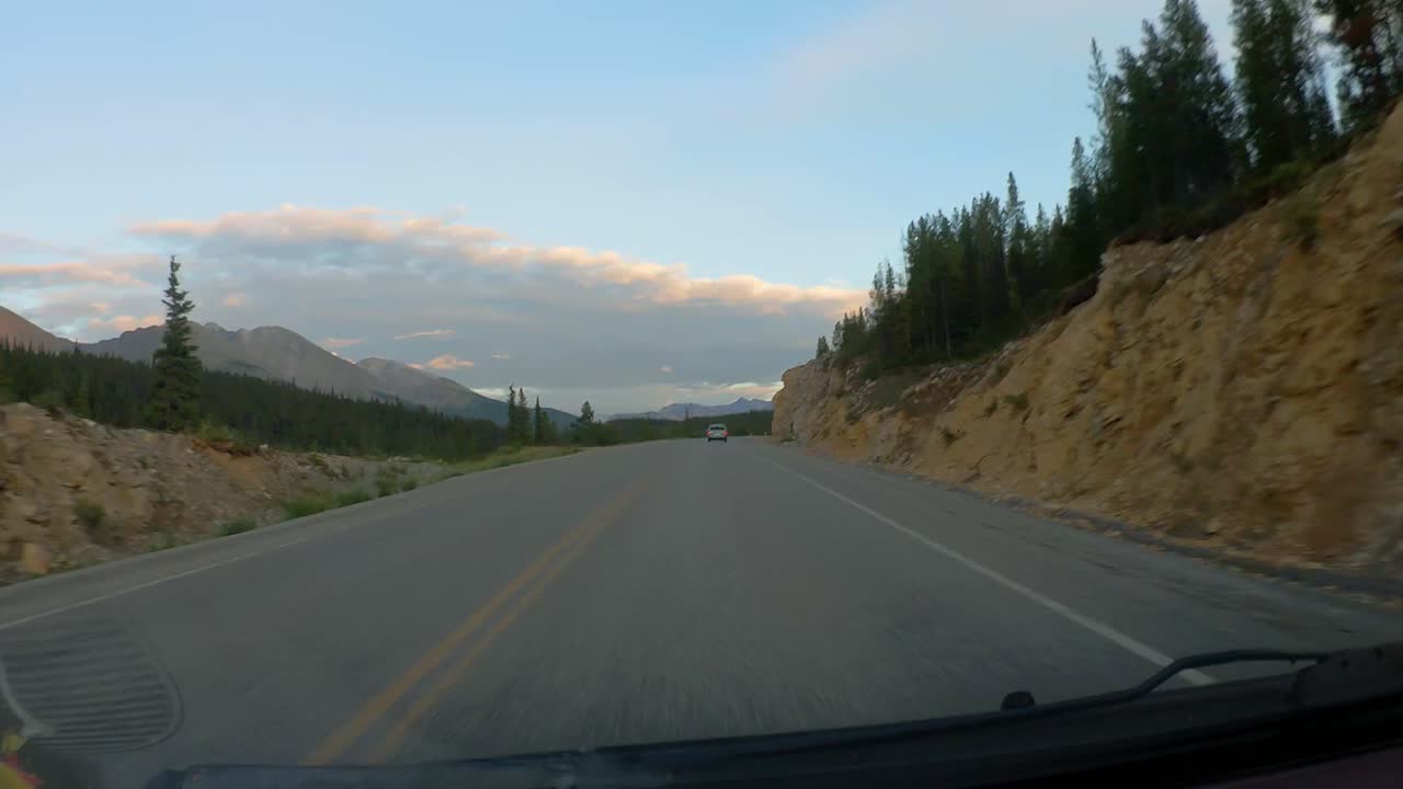 Filmato a bordo di un viaggio lungo l'Alaska Highway nelle Montagne Rocciose settentrionali.