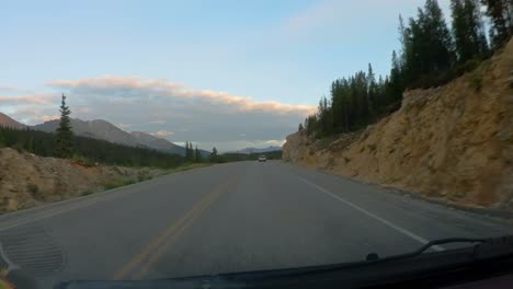 Onboard-Aufnahmen-Einer-Fahrt-Auf-Dem-Alaska-Highway-In-Den-Nördlichen-Rocky-Mountains