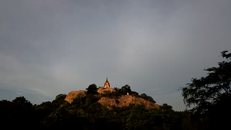 Wat-Phra-Phutthachai-Ist-Ein-Touristenziel-Für-Ausländer-Und-Thailändische-Staatsangehörige,-Die-Nach-Segnungen-Suchen