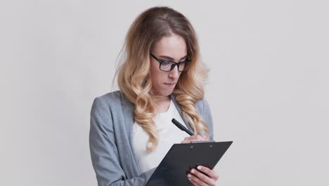 mujer tomando notas