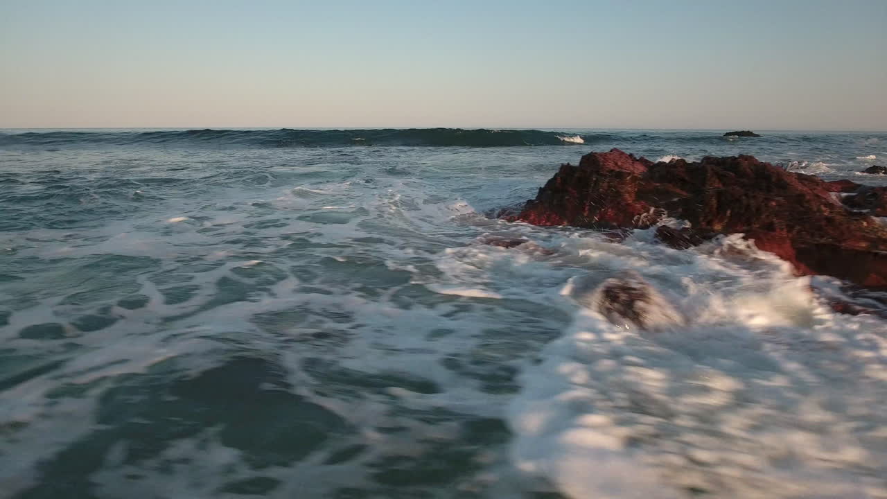 vuelo en órbita baja por imágenes de aviones no tripulados en la playa rocosa en cabo san lucas, méxico
