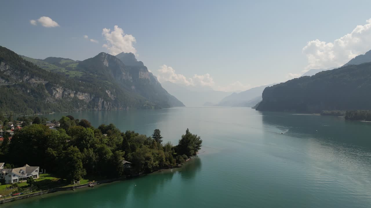 hermosa vista desde un avión no tripulado volando sobre la ciudad de weesen basada cerca de la orilla del lago walensee, suiza con cielo azul