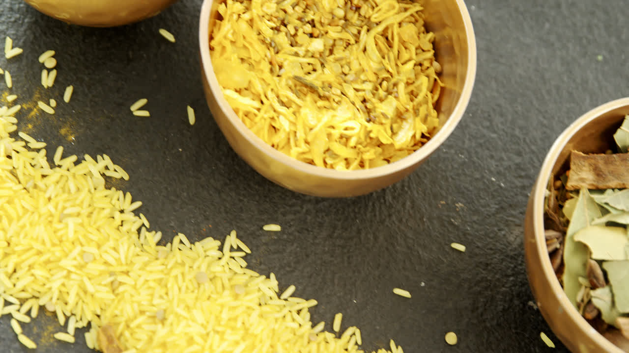 varias especias en un cuenco con arroz amarillo 4k