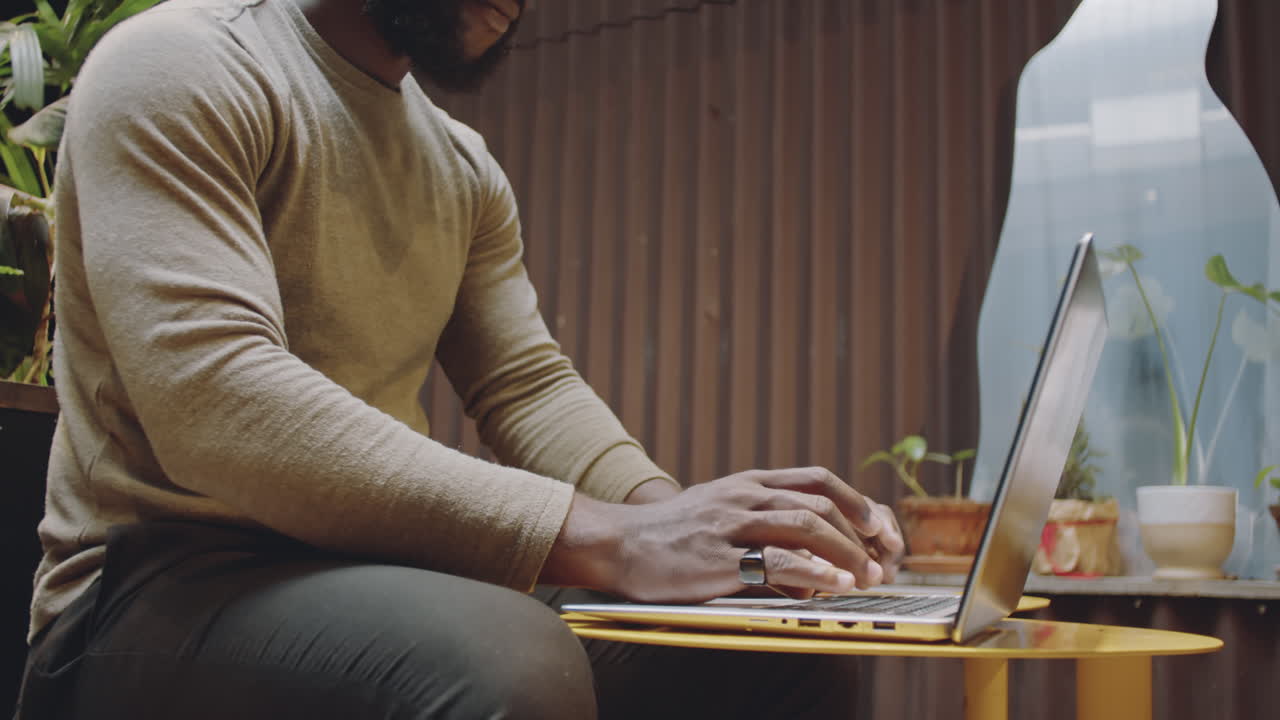 男人在室外工作在笔记本电脑上