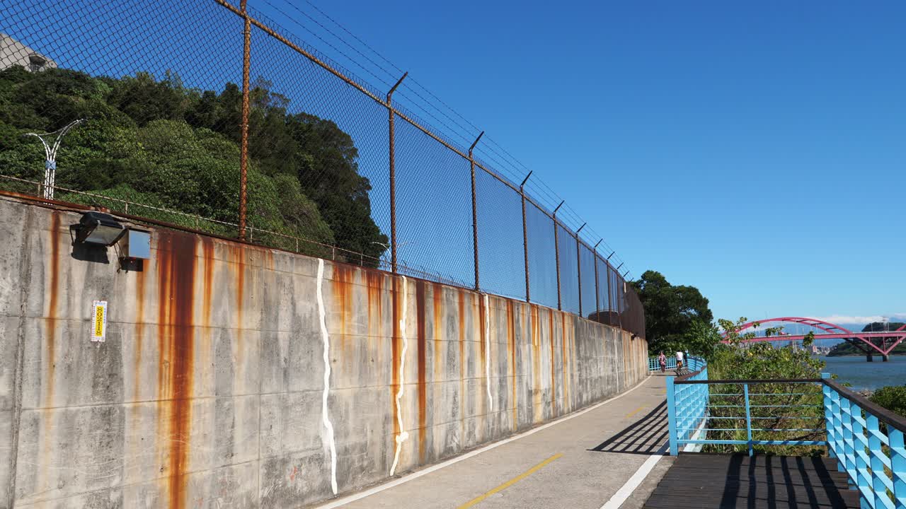 el tranvía de tránsito rápido del metro de taipei de taiwán pasa por guandu