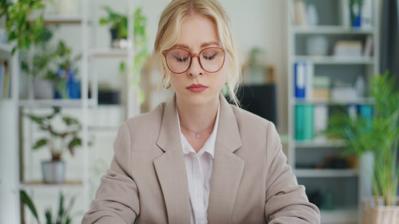 отчаянная бизнесменка закрывает ноутбук и беспокоится.