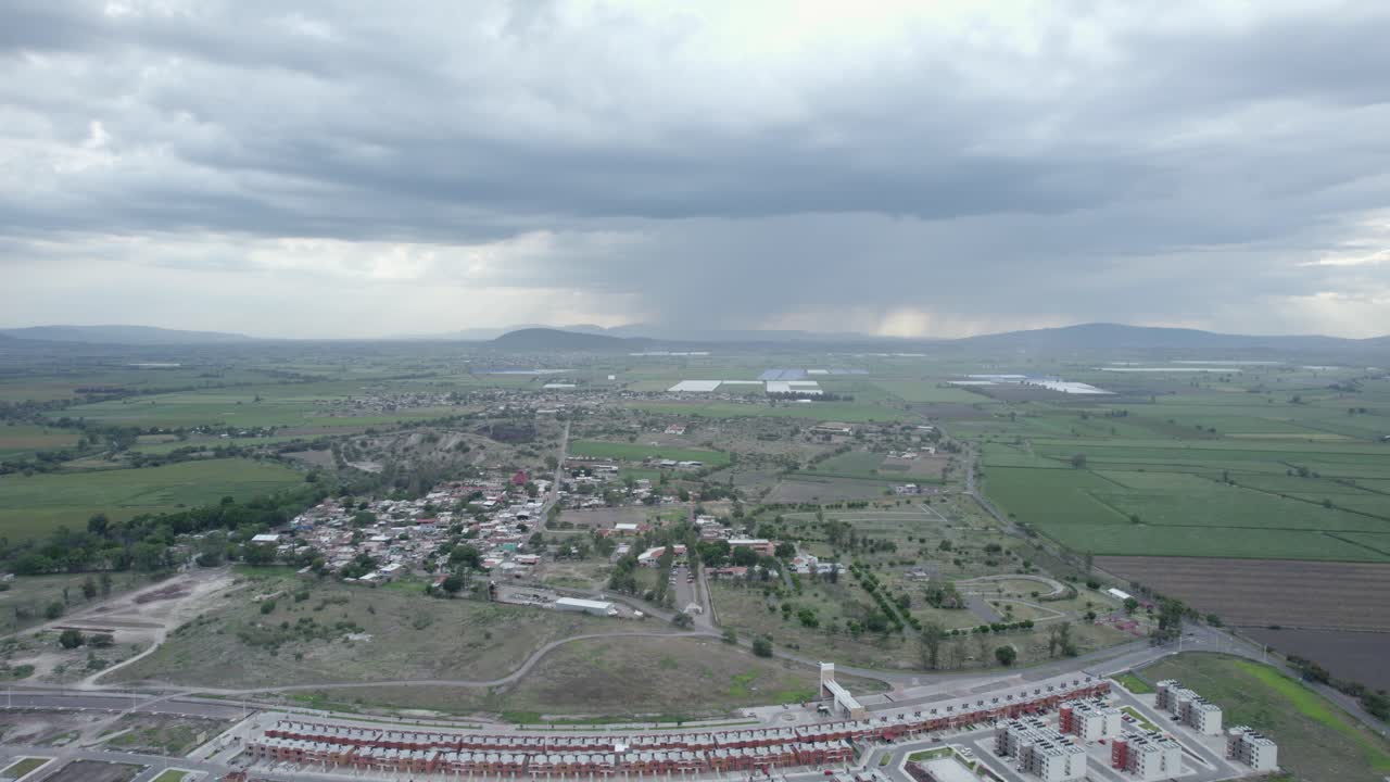 일부 구름과 먼 비와 함께 상승에 공중  ⁇