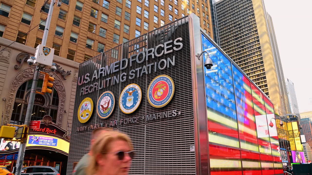 New York, USA, 1 agosto 2025: stazione di reclutamento delle forze armate statunitensi a Times Square, New York. La stazione di reclutamento delle forze armate statunitensi con bandiera americana esposta a Times Square, New York