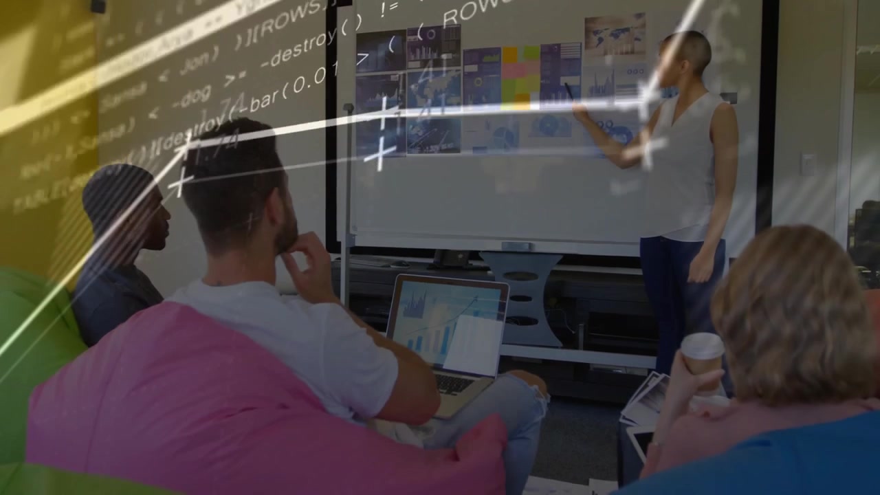 Un presentatore indica un display digitale e avvia sovrapposizioni di dati animate per evidenziare le tendenze aziendali.