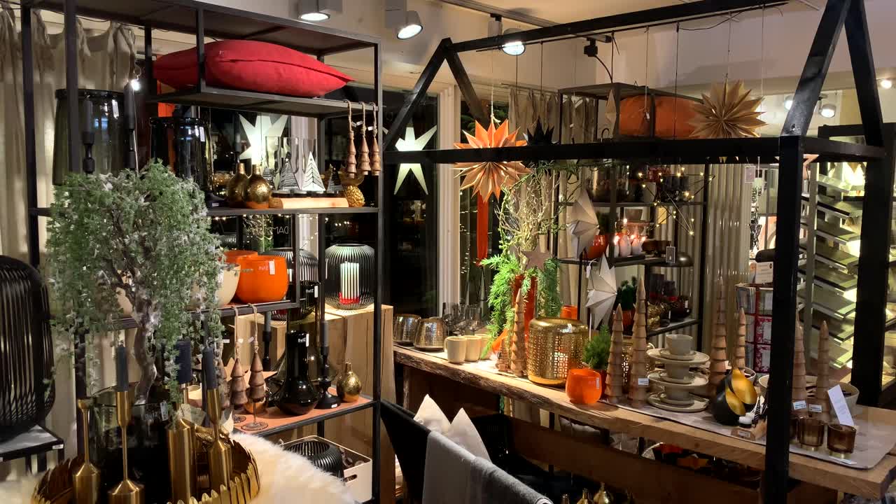 집에서 사랑스러운 거실을 위한 조명 별이 있는 크리스마스 창 장식