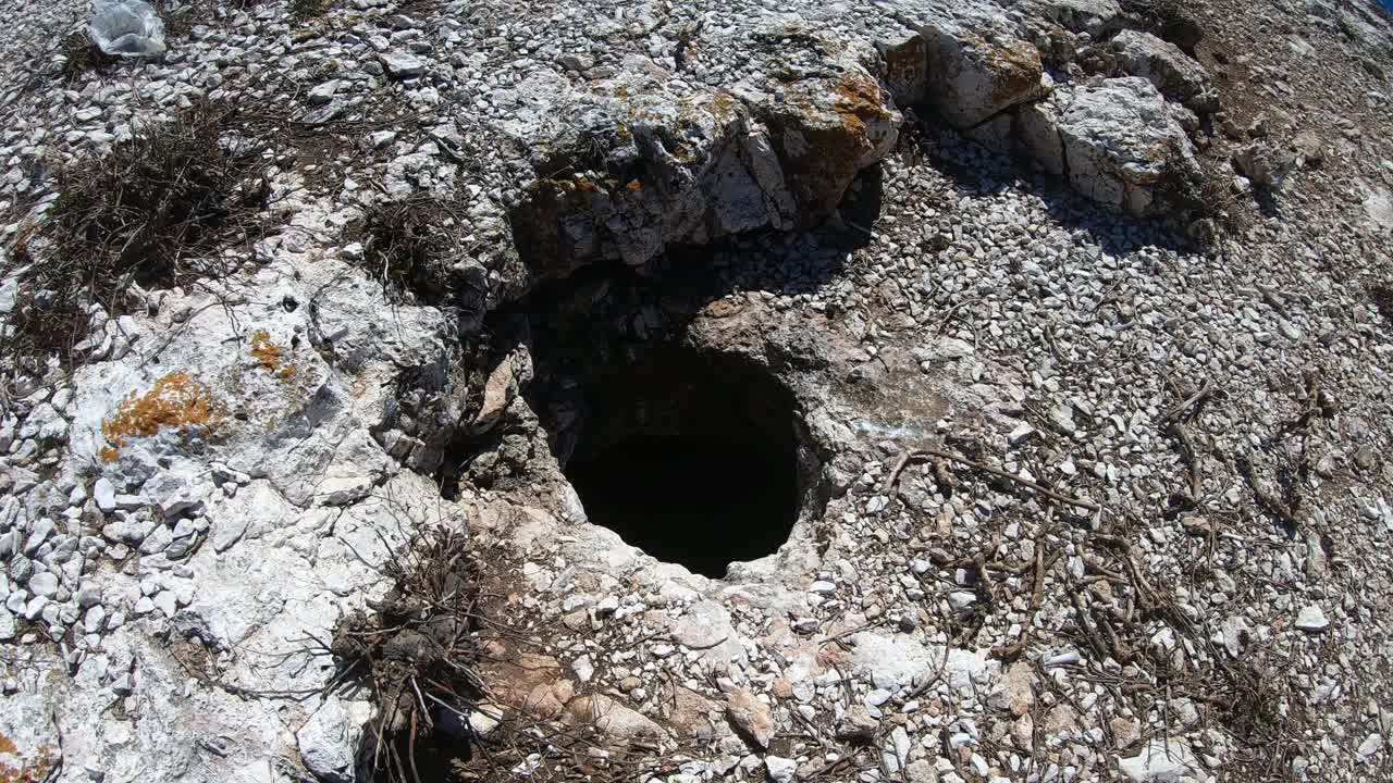agujero en el suelo sobre una cueva marina en la costa de la isla de vis, mar adriático, croacia
