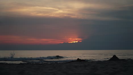 Timelapse-De-La-Puesta-De-Sol-Roja-En-La-Playa,-Hora-Dorada