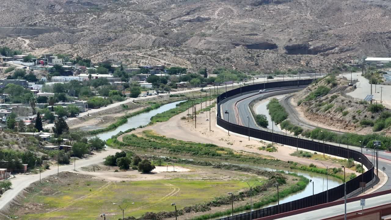벽과 리오 그란데 강과 함께 멕시코 국경
