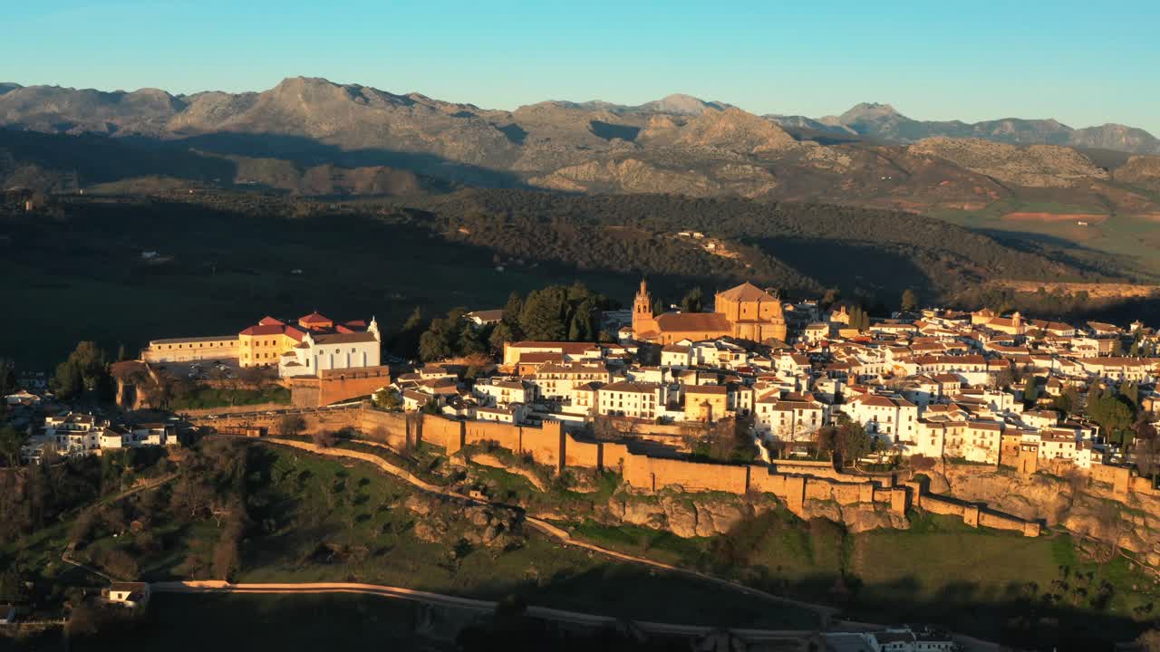 fotografía aérea de las murallas históricas de la ciudad de ronda en andalucía, españa