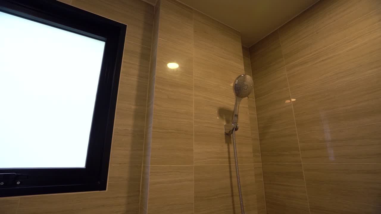 y nuevos azulejos beige limpio diseño de interiores de baño