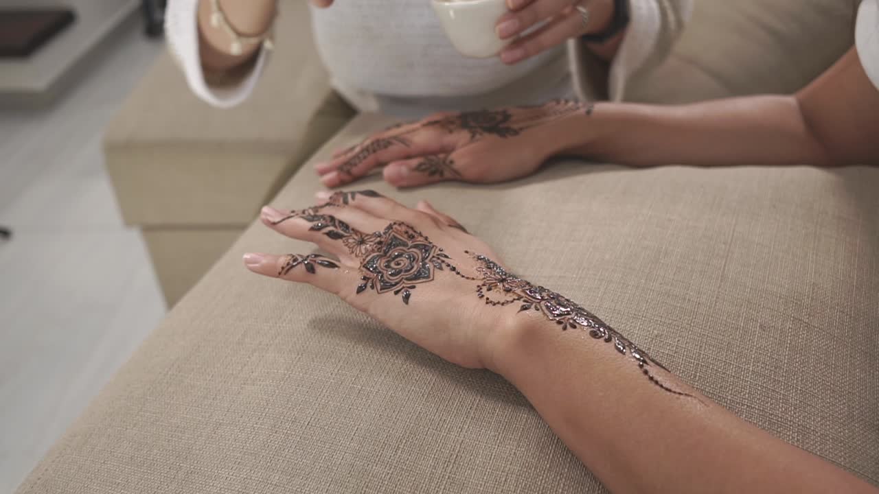 Applicazione di body art all'henné