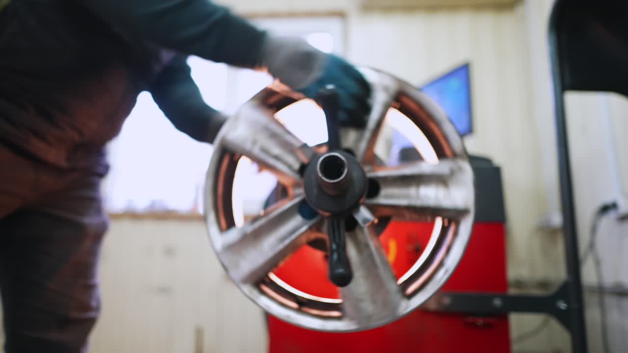 작동하는 타이어 회전 기계