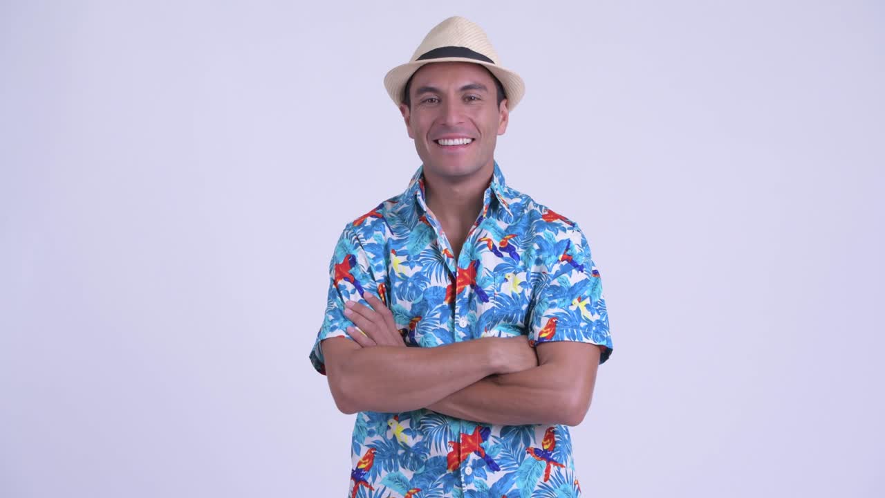 젊은 잘생긴 히스패닉 관광객이 휴가를 준비하고 있습니다.