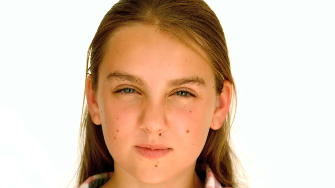 Bambina che mostra rabbia