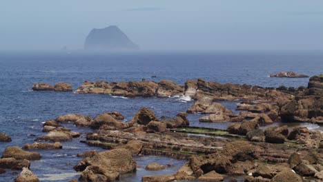 bela paisagem marinha com rochas