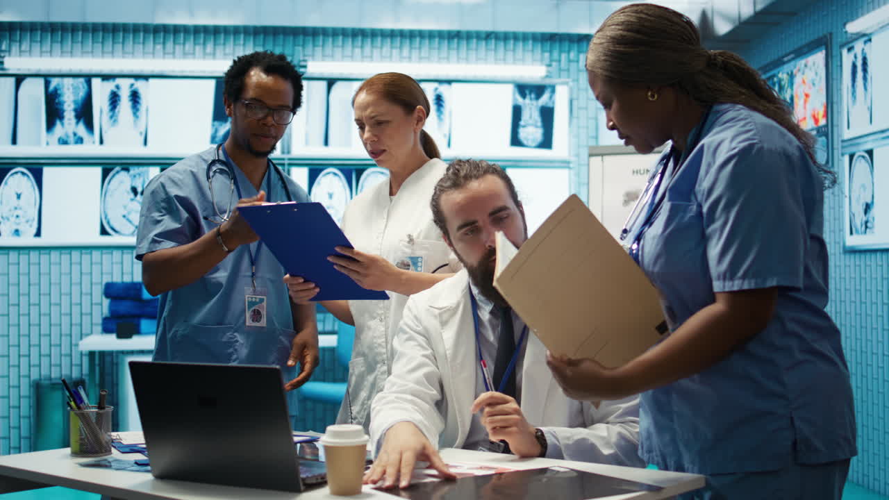 Team medico che discute di radiografie in un ufficio ospedaliero