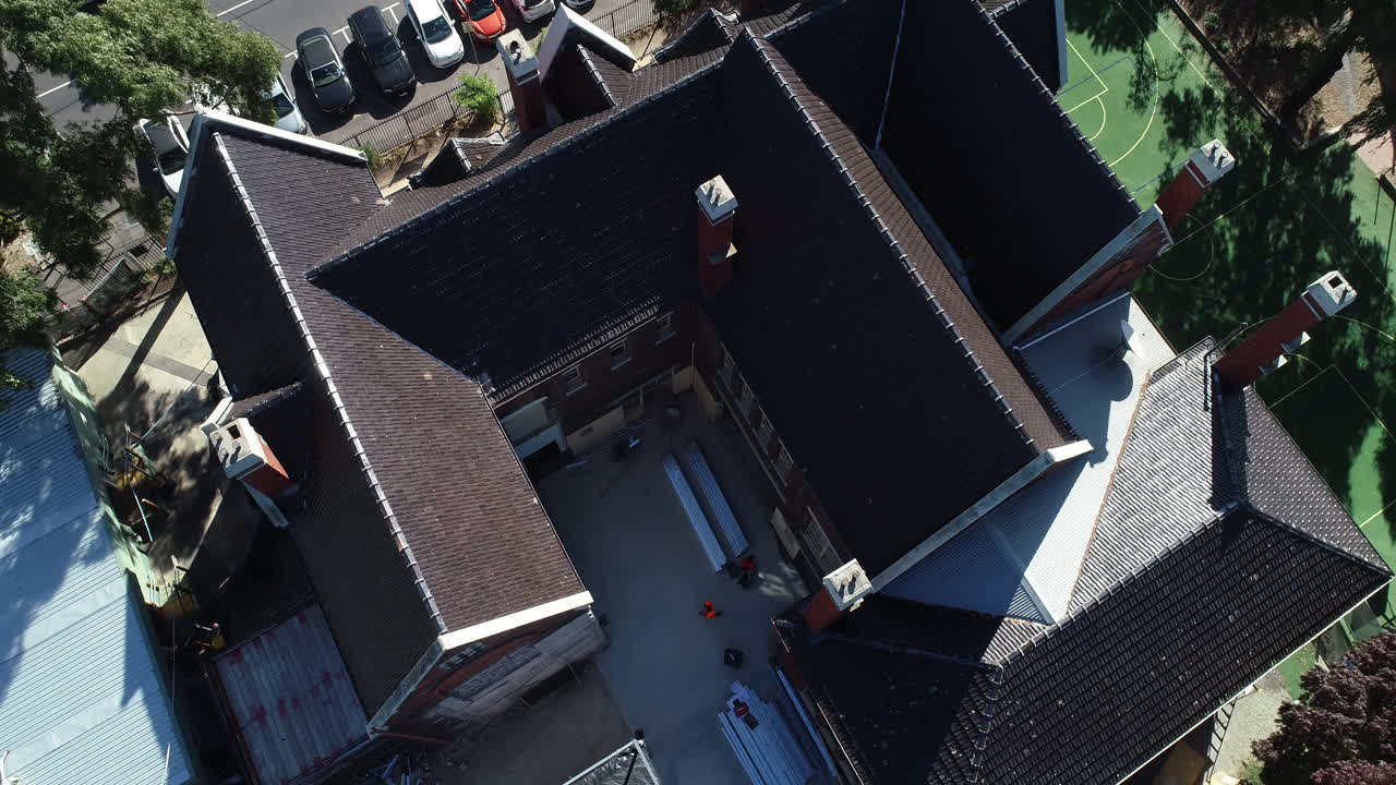 órbita de proximidad suave que muestra la vieja escuela con nuevos techos y tejas