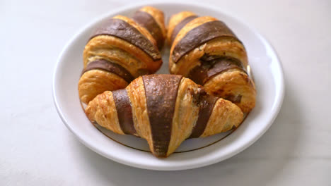 Croissant-Fresco-Con-Chocolate-En-Placa